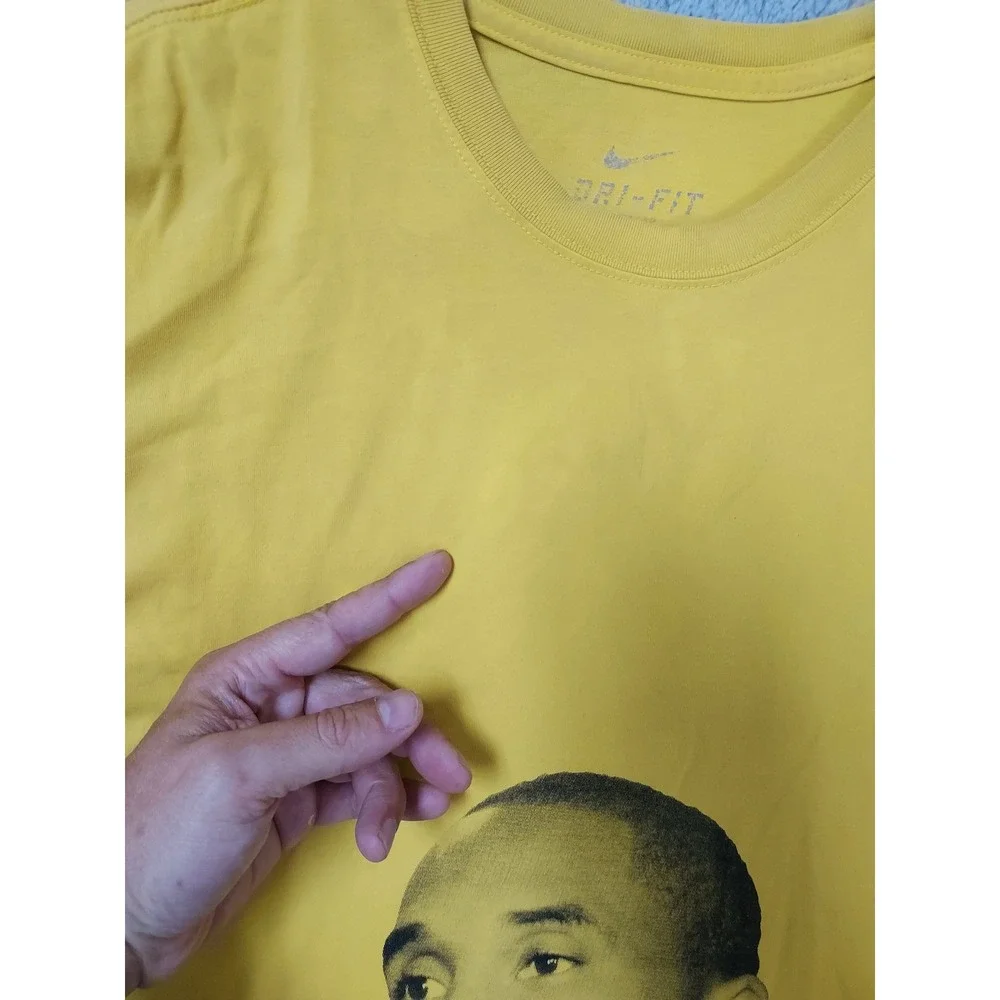 Kobe Bryant Shirt Mens Large Los Angelese Lakers Graphic Tee Yellow NBA FLAWS